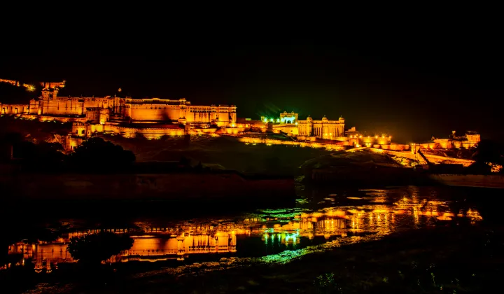Fuerte Amber Jaipur iluminado de noche — tour patrimonio Rajastán India TTI Tours