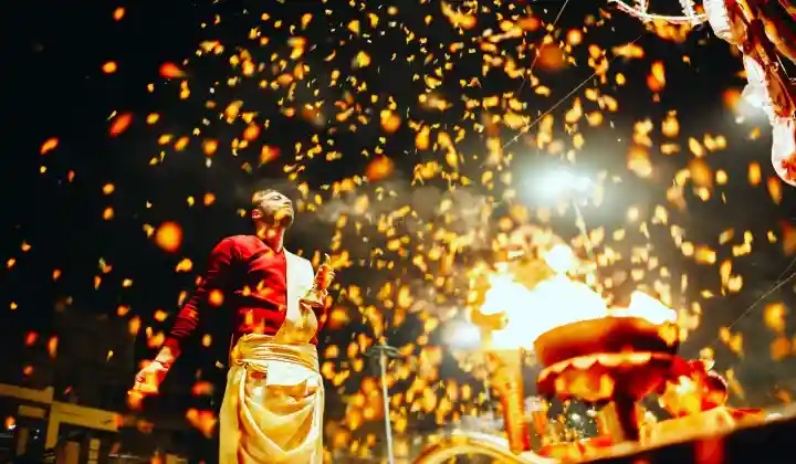 Ganga Aarti Varanasi ceremonia vespertina Ghat Dashashwamedh sacerdote puja llamas pétalos caléndula qué ver en Varanasi India