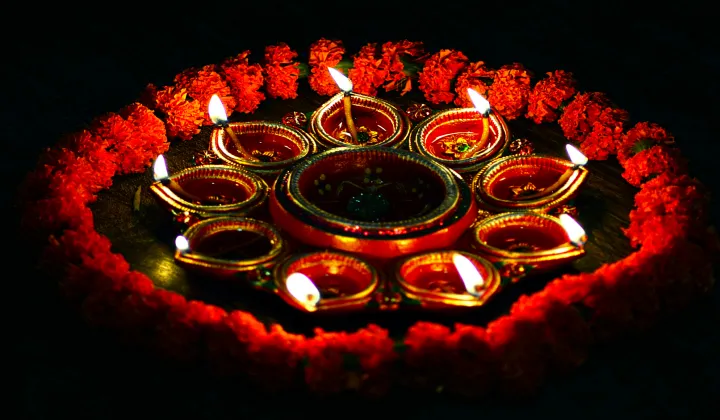 Diyas de Diwali lámparas de aceite círculo flores tour festival India TTI Tours