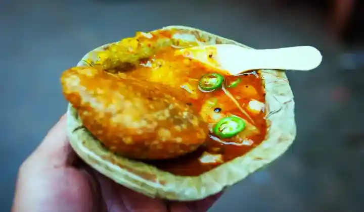 comida callejera famosa Varanasi kachori cuenco hoja curry patata Kachori Gali mejor comida en Varanasi India