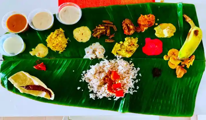 Comida Kerala en hoja de plátano — festín Sadya tradicional Kerala tour gastronómico India TTI Tours