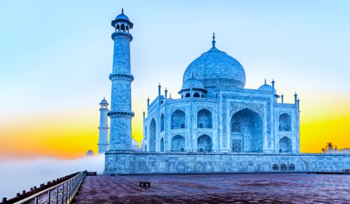 Taj Mahal al amanecer luz dorada de la mañana Agra India — TTI Tours tour Triángulo Dorado