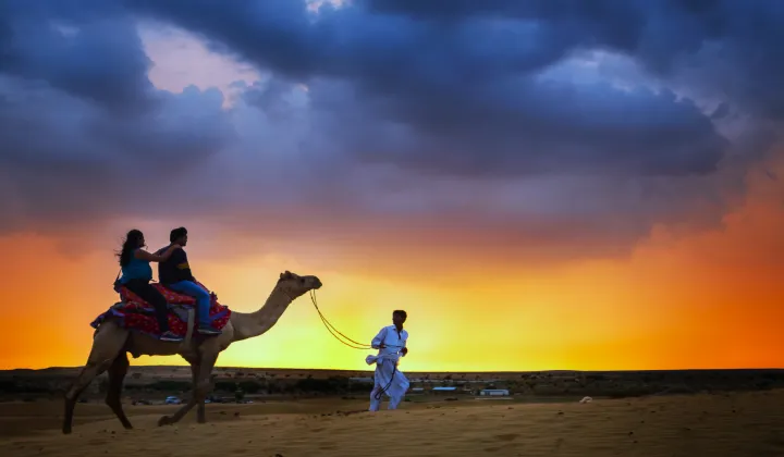 Desierto Rajastán camello nubes oscuras cielo — TTI Tours Dunas de Sam Jaisalmer