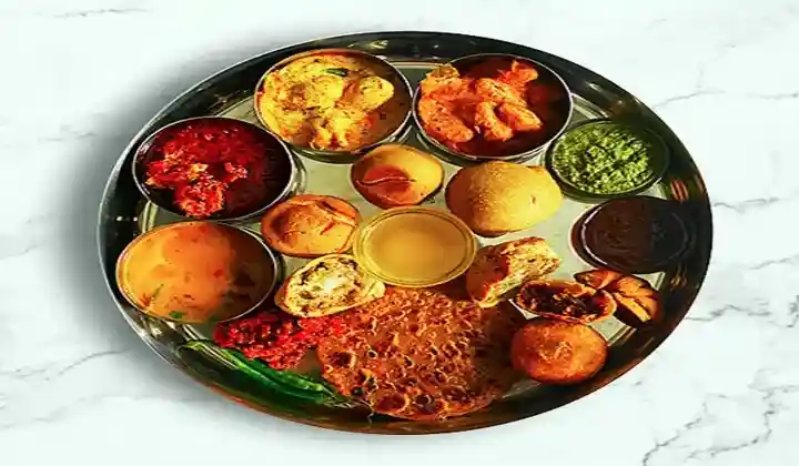 Thali rajasthani — festín tradicional de Rajastán con dal baati churma y platos regionales tour gastronómico TTI Tours