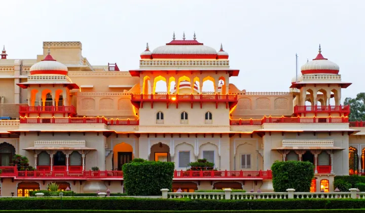 Hotel palacio heritage de lujo Jaipur Rajastán — alojamiento tour lujo Triángulo Dorado TTI Tours