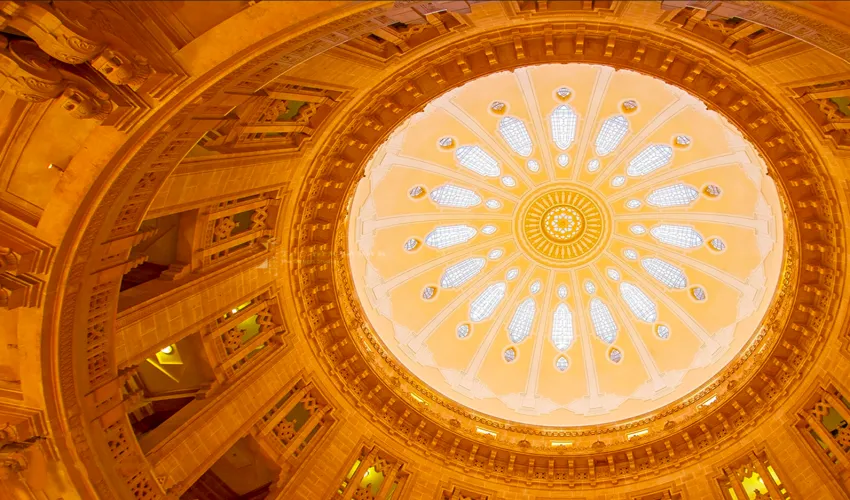 Interior de la cupula del Umaid Bhawan Palace en Jodhpur mostrando arquitectura real estilo Art Deco
