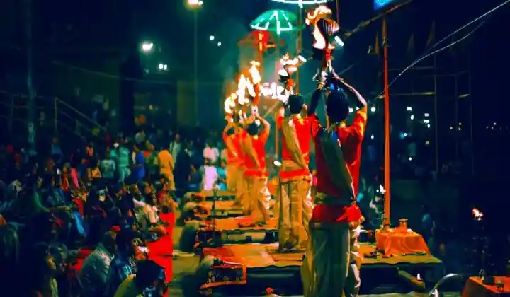 Ceremonia Ganga Aarti Varanasi al anochecer — luces y devoción en el Ganges tour gastronómico norte India TTI Tours