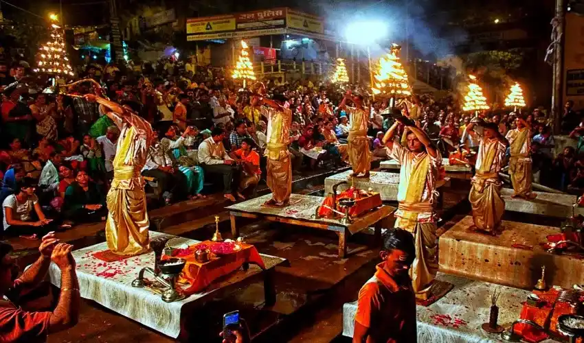 Ceremonia Ganga Aarti al atardecer en el río Ganges en Varanasi, India -TTI Tours