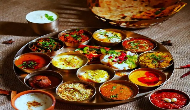 Thali rajastanés con todos los platos — Guía gastronómica de Rajastán TTI Tours