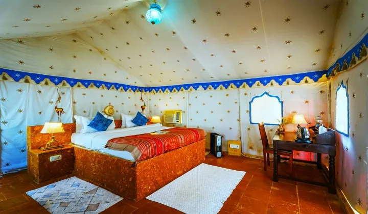 Interior de tienda suiza de lujo campamento desierto Dunas de Sam Jaisalmer — TTI Tours