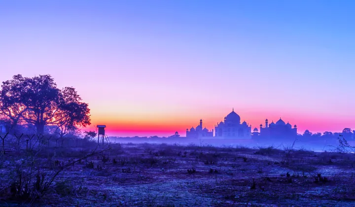 Taj Mahal al amanecer desde lejos Agra India — tour privado lujo Triángulo Dorado TTI Tours